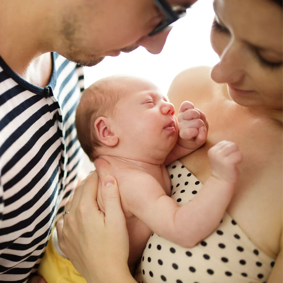 Les premiers jours avec bébé : à quoi s'attendre après la naissance ?